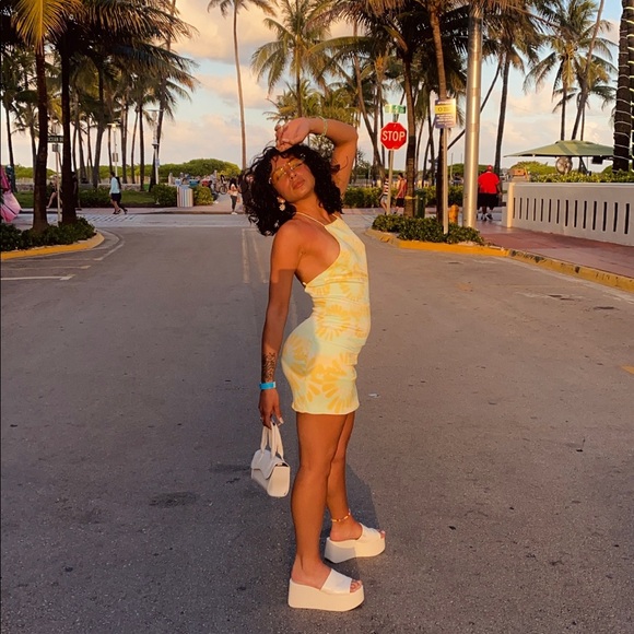 Hi! Names Sahar 🌙 I love fashion and reselling my styles! Send me offers! ♥️ - Picture 6 of 14